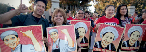 USA/Südkalifornien: Protestierende Hotelangestellte mit Schildern auf denen "Serving our Country" steht