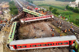 Indien/Odisha: drei Züge liegen zum Teil auf dem Kopf quer über den Schienen - Aufnahme von oben