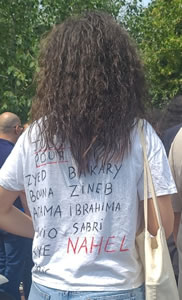Trauerfeier und Kundgebung nach dem polizeilichen Todesschuss auf den 17-jährigen Nahel in Nanterre am 29.6.2023, die Namen auf dem T-Shirt hinter sind alle die v. prominenten Opfern tödlichen Polizeigewalt... (Foto von Bernard Schmid)