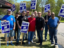 Streikposten von Clarios Kolleg*innen USA/Ohio/Toledo mit UAW Schildern