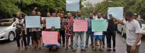 Nigeria: Uber und Bolt-Fahrer*innen zeigen gemeinsam Protestschilder hoch