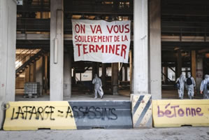Frankreich im Dezember 2022: 200 Umwelt-AktivistInnen besetzen und "entwaffnen" die Lafarge-Fabrik in Bouc-Bel-Air bei Marseille gegen Zementindustrie und deren Greenwashing