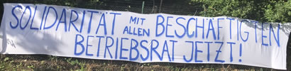 Spruchband: »Solidarität mit allen Beschäftigten – Betriebsrat, jetzt!« unweit der Geschäftsstelle von Hertha BSC am Olympiastadion (Foto: Oliver Rast, danke!)