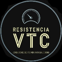Logo der Taxi und Gig-Fahrer*innen: Resistencia VTC - Beige Schrift auf Schwarzem Hintergrund mit Tachometer