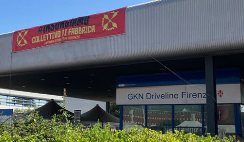 Fest zu 2 Jahren des Fabrikkollektivs ex-GKN: Das Banner des Fabrikkollektivs mit #Insorgiamo-Parole am Tor zur GKN-Fabrik (Foto: Kathy Ziegler)