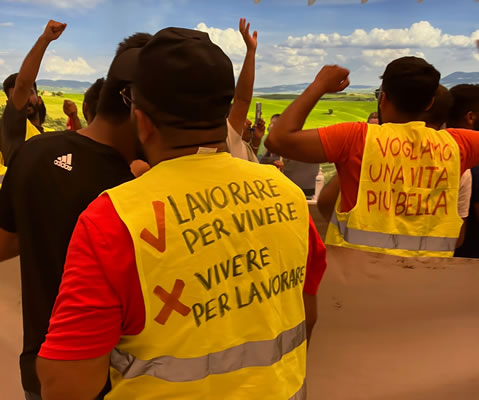 Fest zu 2 Jahren des Fabrikkollektivs ex-GKN: Lavorare per vivere – Arbeite um zu leben – ja! Vivere per lavorare – Lebe um zu arbeiten – nein! (Foto: Kathy Ziegler)