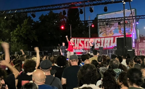 Fest zu 2 Jahren des Fabrikkollektivs ex-GKN: Mehrere Bands machten bis spät nachts gute Stimmung auf und vor der Bühne (Foto: Kathy Ziegler)