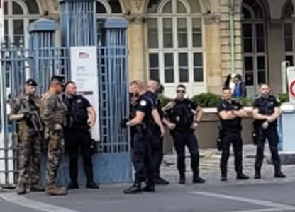8. Juli 2023 in Paris: Am Ostbahnhof: Armee & Polizei schön vereint... (Anm.: Die Armee griff nicht ein, steht dort auf Anti-Terror-Streife) (Foto: Bernard Schmid)