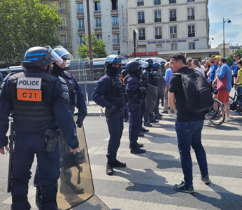 8. Juli 2023 in Paris: Am Ostbahnhof - Wanderkessel angekommen, Abgeordnete verhandeln an Absperrung üb. Zugang zum festgenommenen Bruder v. Adama Traoré (Foto: Bernard Schmid)