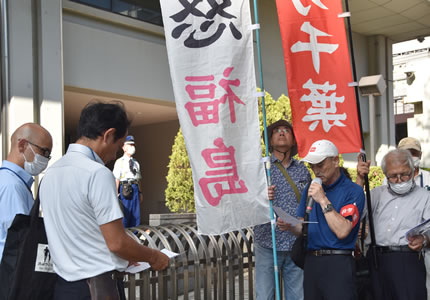Kundgebung und Demonstration in Tokio/Japan vor der TEPCO-Zentrale am 21. Juli 2023: Vertreter von Doro-Chiba liest die TEPCO-Petition vor (Foto: Nobuo (Tigerman) Manabe)