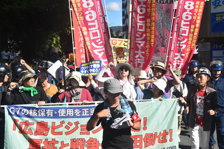 Japan: Anti-Kriegs- und Anti-Atom-Kundgebung am 6. August in Hiroshima: Versammlung früh morgens vor der Atombombenkuppel (Foto von Nobuo (Tigerman) Manabe)