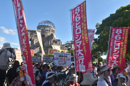 Japan: Anti-Kriegs- und Anti-Atom-Kundgebung am 6. August in Hiroshima: Beginn der Demonstration (Foto von Nobuo (Tigerman) Manabe)