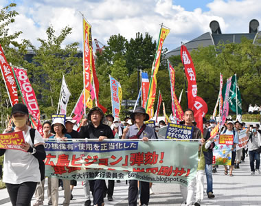 Japan: Anti-Kriegs- und Anti-Atom-Kundgebung am 6. August in Hiroshima: Beginn der Nachmittagsdemonstration (Foto von Nobuo (Tigerman) Manabe)