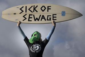 Großbritannien: Sick of Sewage (Surfers Against Sewage)