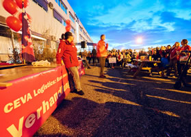 Schweiz: Beschäftigte von CEVA Logistics fordern mit Protestaktion mehr Lohn für den stressigen Job für Zalando (Foto: Manu Friederich, Unia)