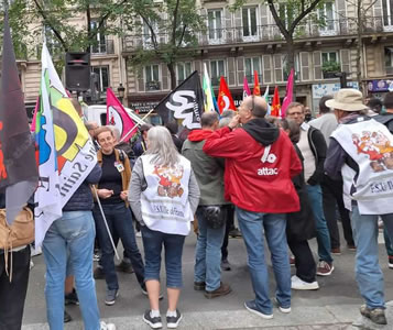 Paris am 23.09.2023: Aufstellung der Demo: Gewerkschaftsfahnen nahe der Demospitze: Bekleidungsbranchengewerkschaft FSU, Union nationale Solidaires [Zusammenschluss der SUD-Gewerkschaften] plus ATTAC Frankreich (Foto: Bernard Schmid)