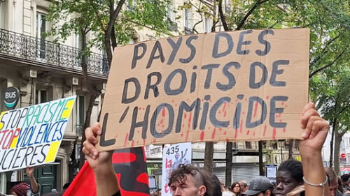 Paris am 23.09.2023: Abwandlung von "pays des droits l'homme", d.h. Frankreich als Ausgangsland der Menschenrechtserklärung [1789], zu "pays des droits l'homicide", d.h. der Rechte des Totschlags oder Rechtsansprüche auf Totschlag (Foto: Bernard Schmid)