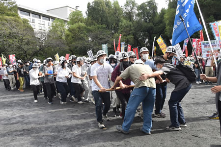 Antikriegskundgebung am 23.9.2023 in Tokio: Demonstrationsübung im Versammlungspark (Foto: Nobuo MANABE)