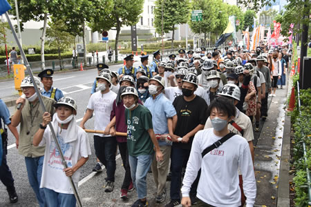 Antikriegskundgebung am 23.9.2023 in Tokio: Demonstraten verschränkten sich (Foto: Nobuo MANABE)