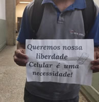 Wie Kriminelle behandelt: LeiharbeiterInnen am internationalen Flughafen Guarulhos von São Paulo streiken gegen das Verbot der Handynutzung