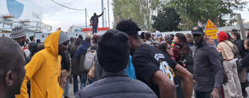 Streikende Sans papiers auf der Olympiabaustelle bei Paris nach der Bekanntgabe ihres Streikerfolges am 17.10.2023 (Foto von Bernard Schmid)