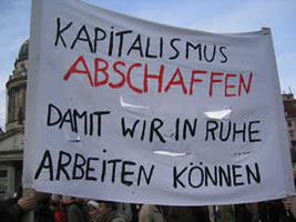 "Kapitalismus abschaffen, damit wir in Ruhe arbeiten können" - Transparent bei der Demo am 1.11.03 gegen die Hartz-Gesetze