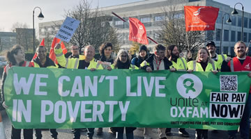 Oxfam: Mitarbeiter der Wohltätigkeitsorganisation zur Bekämpfung der Armut gehen in Großbritannien aufgrund der niedrigen Löhne zur Tafel (Foto: Unite, GB)