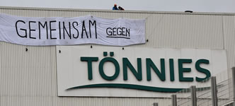 "Gemeinsam gegen Tönnies" startet Protestwelle auf Schlachthofgelände in Rheda-Wiedenbrück: „Tönnies vergesellschaften“