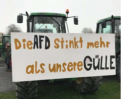 Bauernproteste im Januar 2024: Die AfD Stinkt mehr als unsere Gülle (Transpi auf einem Traktor)