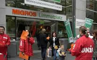 Schweiz: Die Gewerkschaft unia protestiert vor Migros