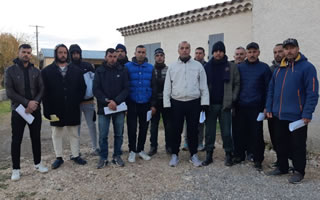 Ohne Wasser, ohne Strom: In Vaucluse/Provence kämpfen 17 marokkanische Saisonarbeiter, die seit Monaten nicht bezahlt wurden, gegen die Ausbeutung