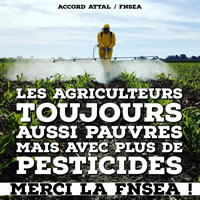 Frankreich: Aufkleber zum Agrarabkommen mit der stärksten Landwirtevereinigung FNSEA: "Die Bauern sind immer noch genau so arm, aber mit mehr Pestiziden. Danke, FNSEA!“