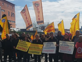 Türkei: Proteste nach bewaffnetem Angriff auf den Gewerkschaftsvertreter der für aussehende Löhne protestierenden ArbeiterInnen bei Akar Tekstil in İzmir am 12.2.2024