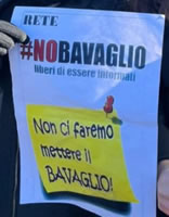 Für Pressefreiheit in Italien: "NO ALLA LEGGE BAVAGLIO" - "NEIN ZUM KNEBELGESETZ"