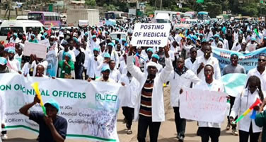 Kenias Gesundheitsgewerkschaften streiken für die Einhaltung des staatlichen Tarifvertrags und werden von der Regierung mit Entlassungen und Verhaftungen bedroht