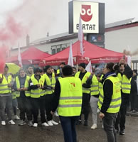 Beschäftigte der Dönerfabrik Birtat stehen vor dem Werk und streiken. Foto der NGG - Gewerkschaft Nahrung-Genuss-Gaststätten