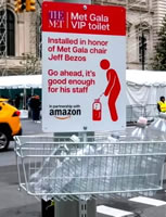 "Pinkelprobleme, Jeff! Amazon-Chef Jeff Bezos leitet DIESEN Montag die Met Gala. Seine eigenen Mitarbeiter haben ihn verklagt, weil sie gezwungen wurden, in Flaschen zu pinkeln..." Plakat zu Protesten 2026 in New York
