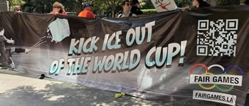 Transarent "Kick ICE out of the World Cup!" der Fair Games Coalition in Los Angeles