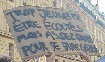 "Zu jung, um zugehört zu werden - aber alt genug, um Tränengas abzubekommen". Plakat bei der Demo am 6.10.2026 in Paris (Foto Bernard Schmid)